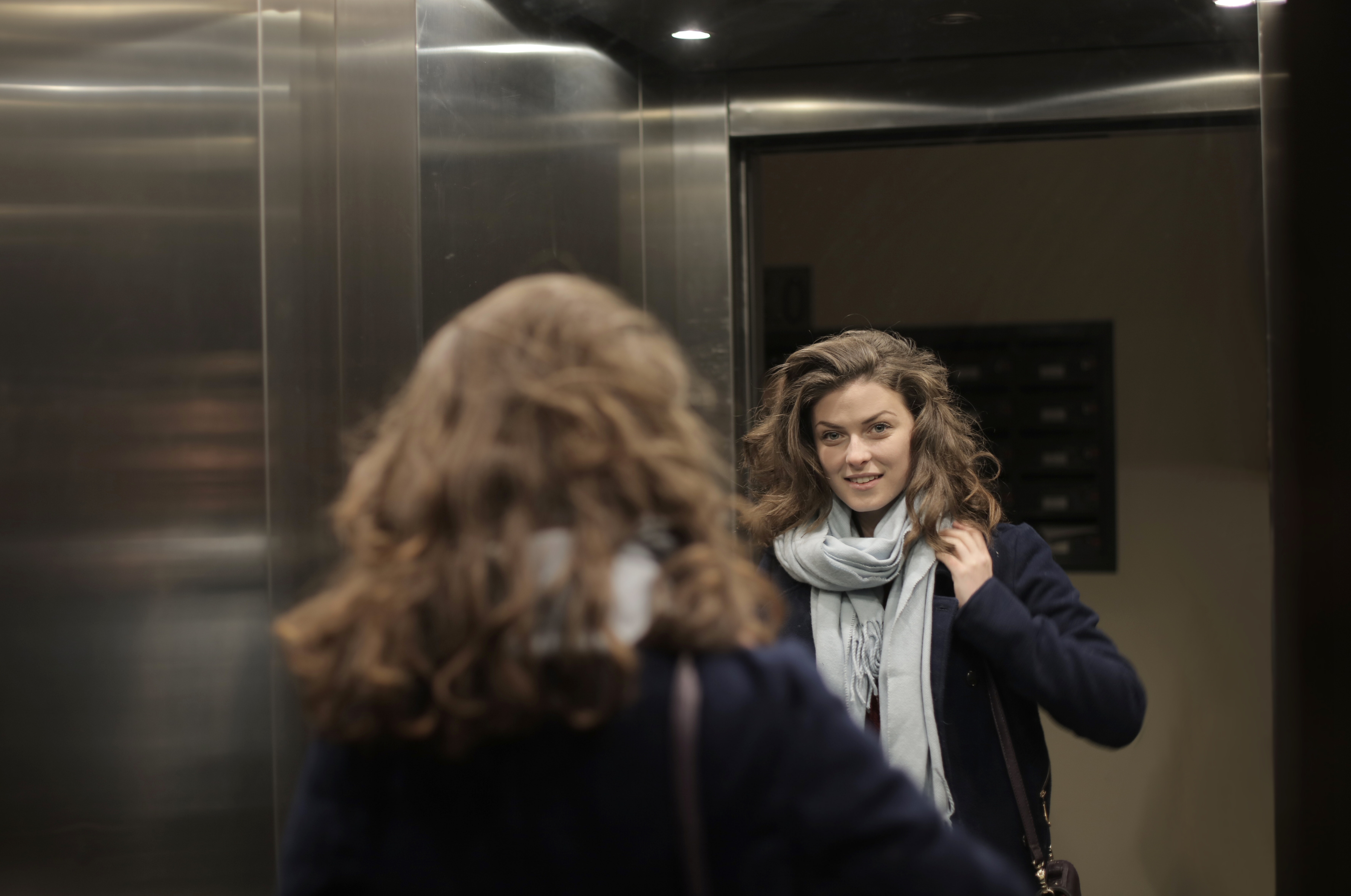 femme ascenseur