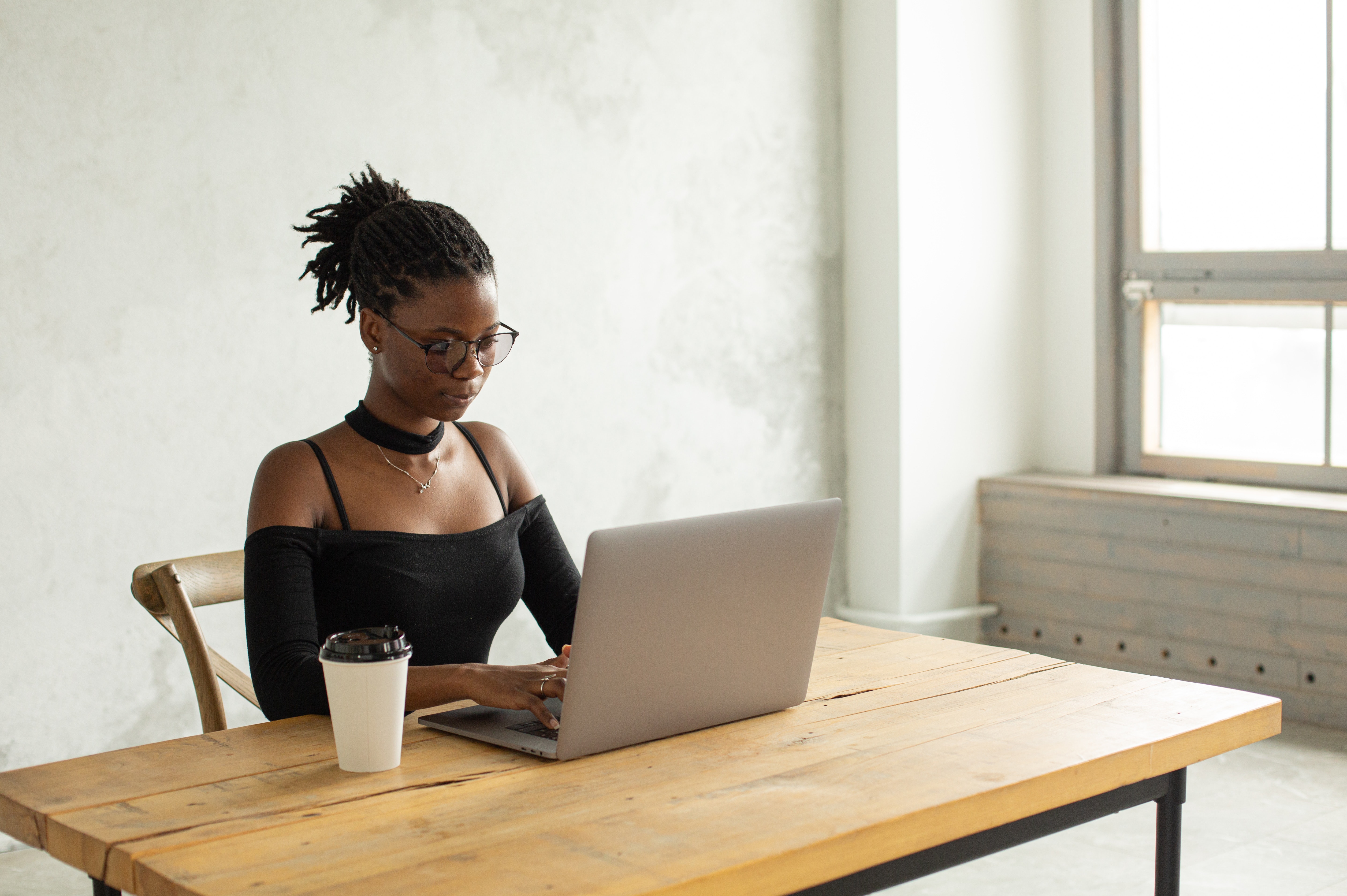 Les pistes de solution pour que le télétravail ne soit plus un frein à la carrière des femmes